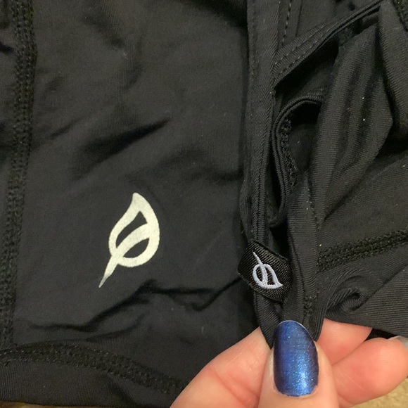 2 workout tops with open backs - Picture 15 of 15